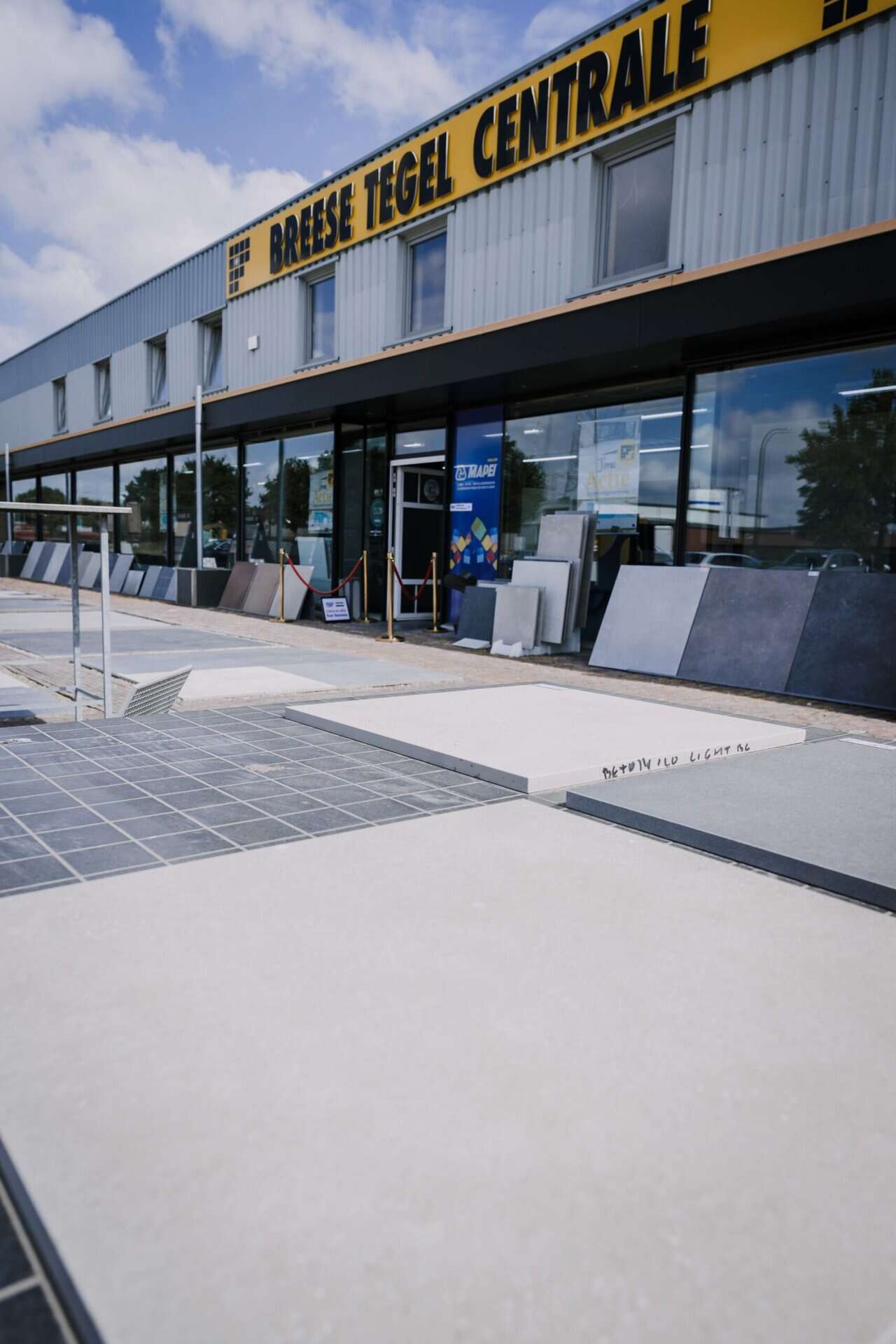 Nieuwerwetse tegelwinkel met ruime keuze uit tegels voor binnen en buiten.